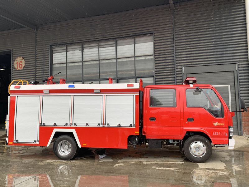 Isuzu small fire tanker truck