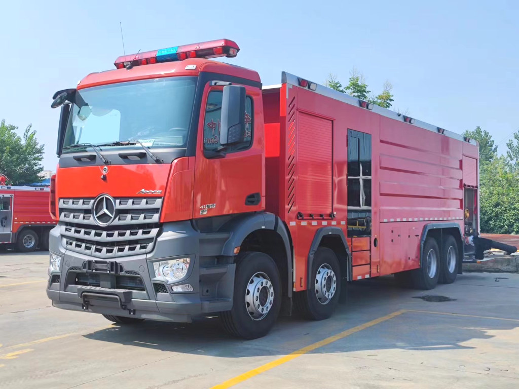 沙特阿拉伯奔驰Actros580马力重型泡沫消防车